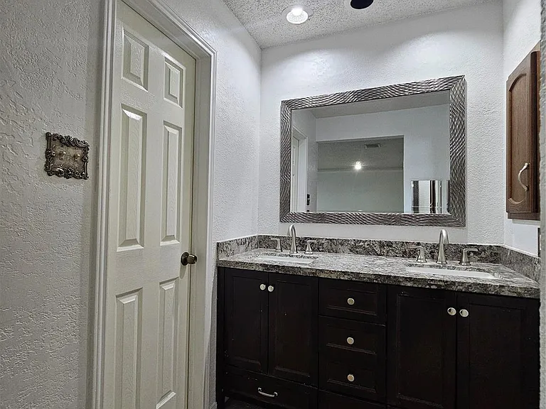 2715 Ashington Dr — Photo 34