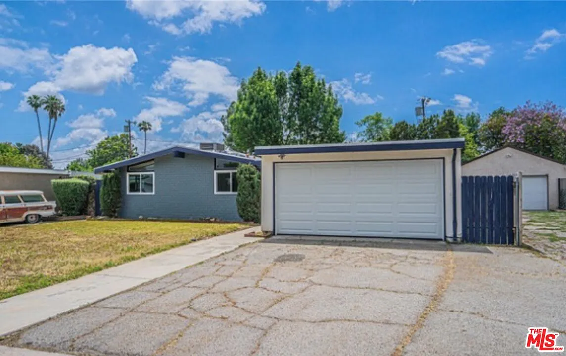 4 bed, 2.0 bath, 1648 sqft, $4,000 — Photo 2