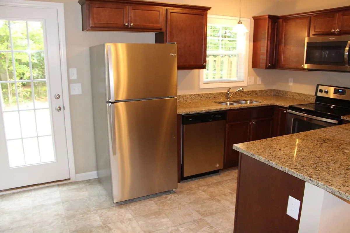 3 bed, 2.5 bath, 2250 sqft, $1,470 — Photo 4