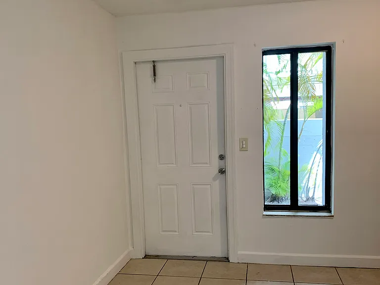 1144 NW 5th St #4 — Photo 1