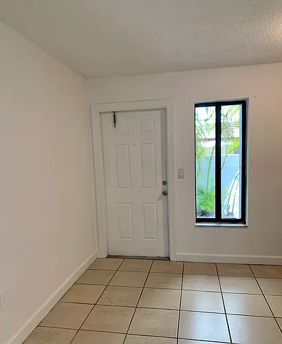 1144 NW 5th St #4 Photo 1