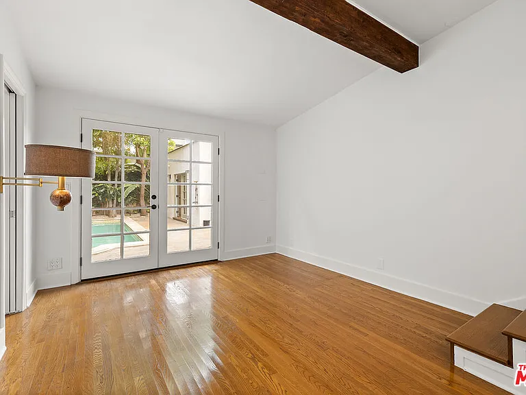 521 Westbourne Dr — Photo 9