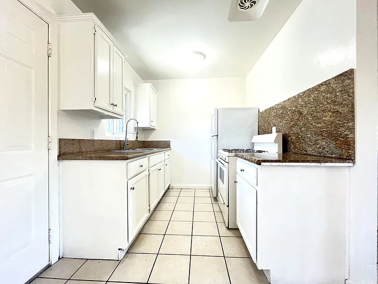 RV T 1594 B&C Sepulveda Ave — Photo 7