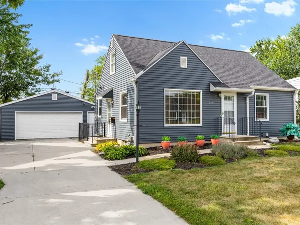 1255 Golfview Dr NE, Cedar Rapids, IA 52402