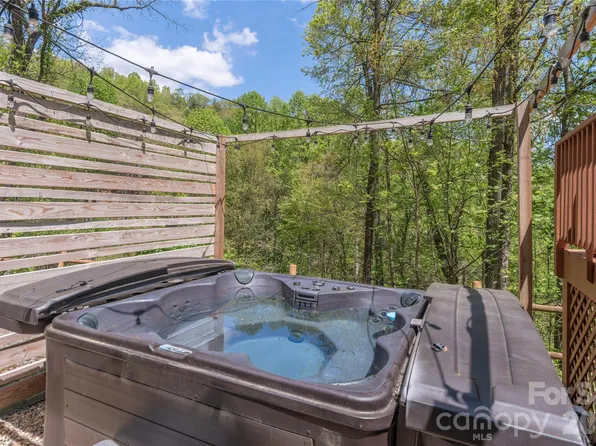 860 Creekside Dr, Maggie Valley, NC 28751