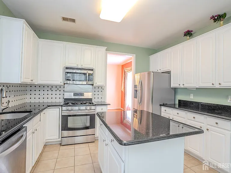 31 Hawthorn Dr — Photo 18