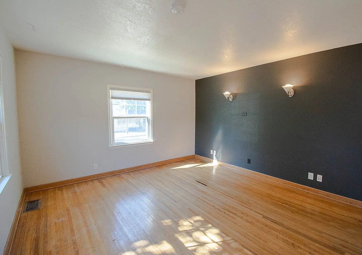 Charming 3-Bedroom 1-Bath Home Available For Rent — Photo 2