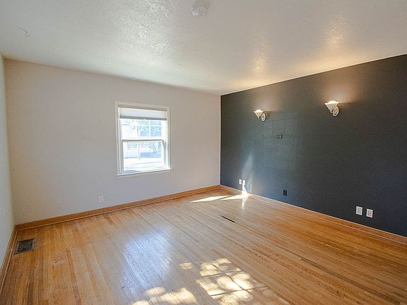 2nd image of 903 12th Ave NE