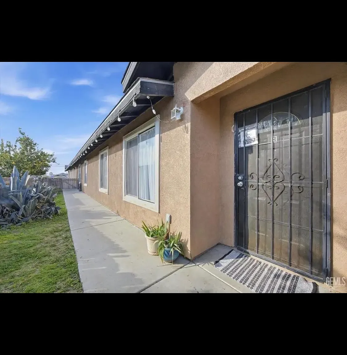 3 bed, 1058 sqft, $1,900 — Photo 1