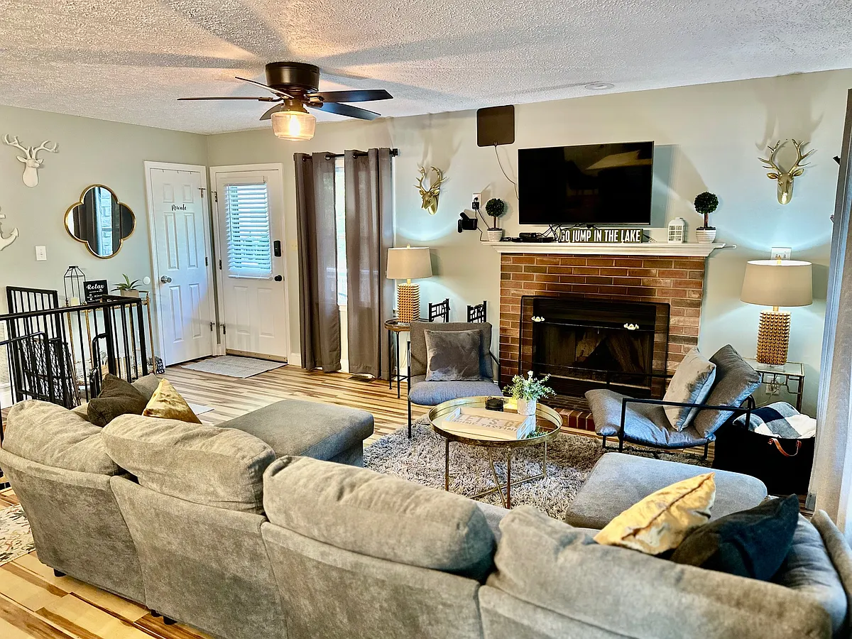 Open Living Room w/ Wood Burning Fireplace and Flat Screen TV. - 1110 Coveside Cir