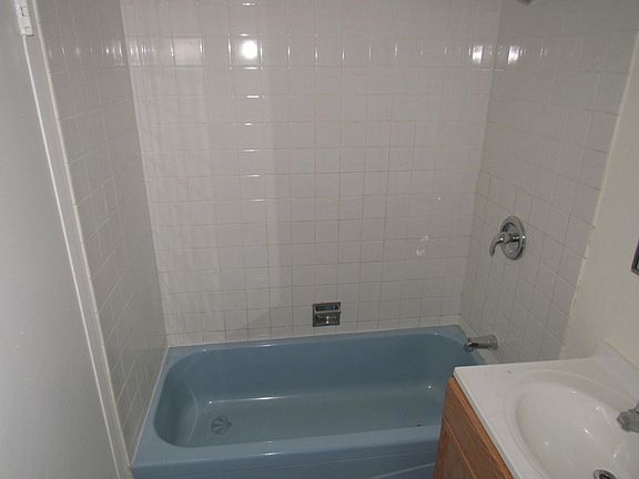 5th image of 6031 N Kenmore Ave APT 4B