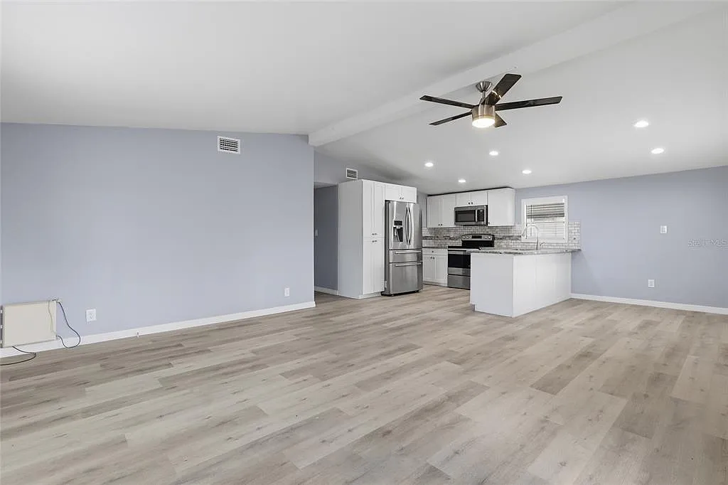 3 bed, 2.0 bath, 1040 sqft, $1,800 — Photo 4