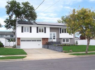 4 Admiral Rd, Massapequa, NY 11758