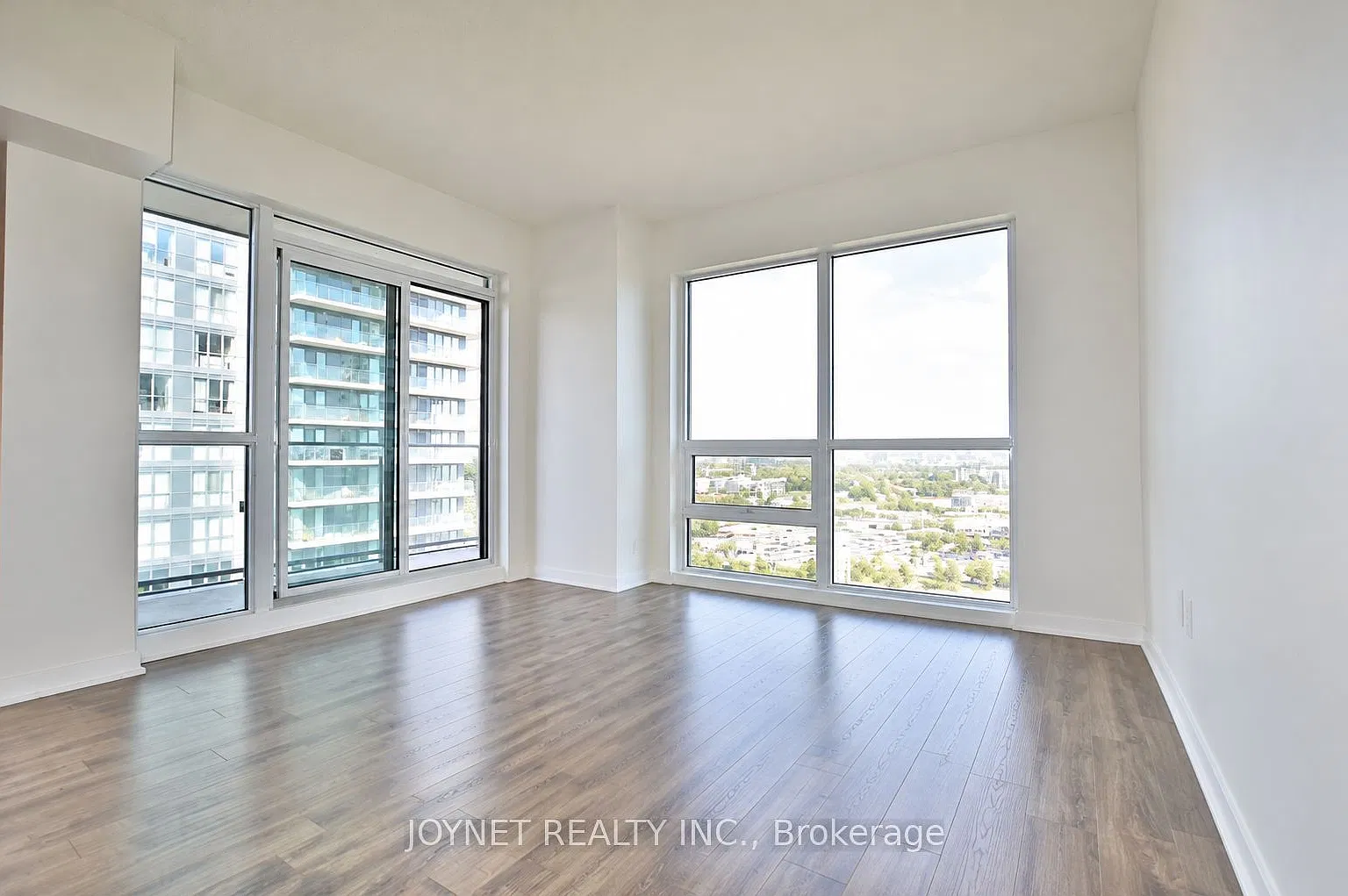 2220 Lake Shore Blvd W — Photo 3