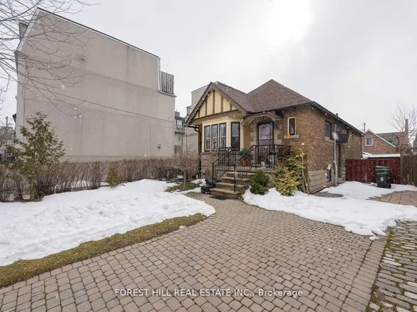 6 Park Hill Rd, Toronto, ON M6C 3M9