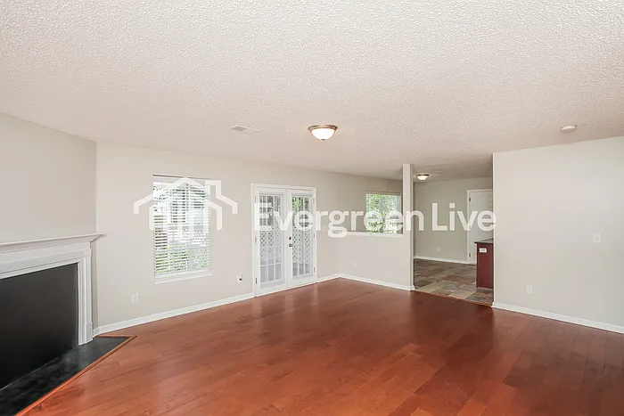 4 bed, 2.5 bath, 2286 sqft, $2,095 — Photo 3