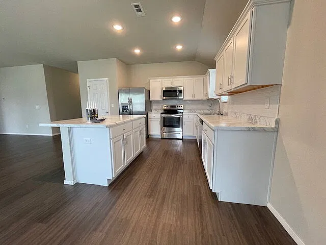 4 bed, 2.0 bath, 1852 sqft, $1,749 — Photo 4