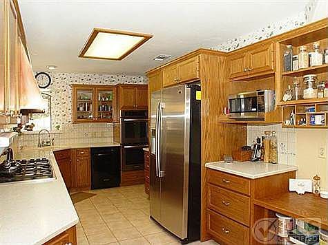 3rd image of 1001 Staffordshire Dr