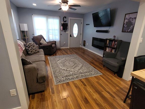 3rd image of 707 Maple St