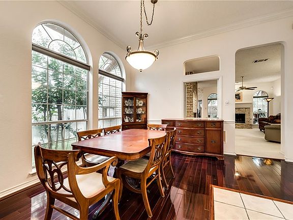 5th image of 2207 Park Hurst Dr