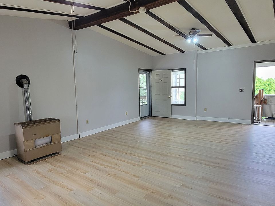Vaulted Ceilings. New paint and floors.
Propane heat.