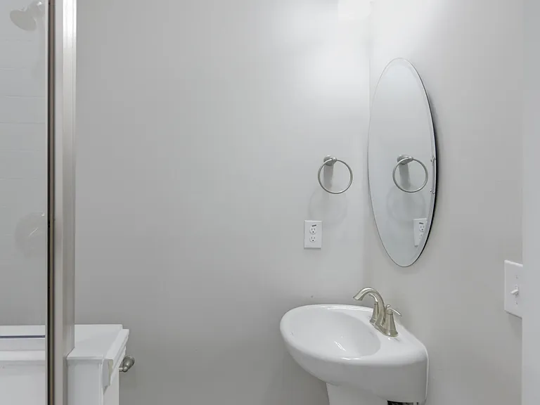 122 Thompson St — Photo 27