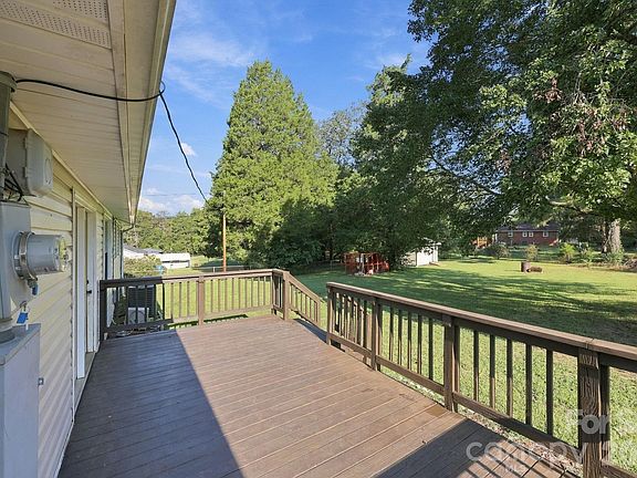 4th image of 105 Stoneybrook Rd