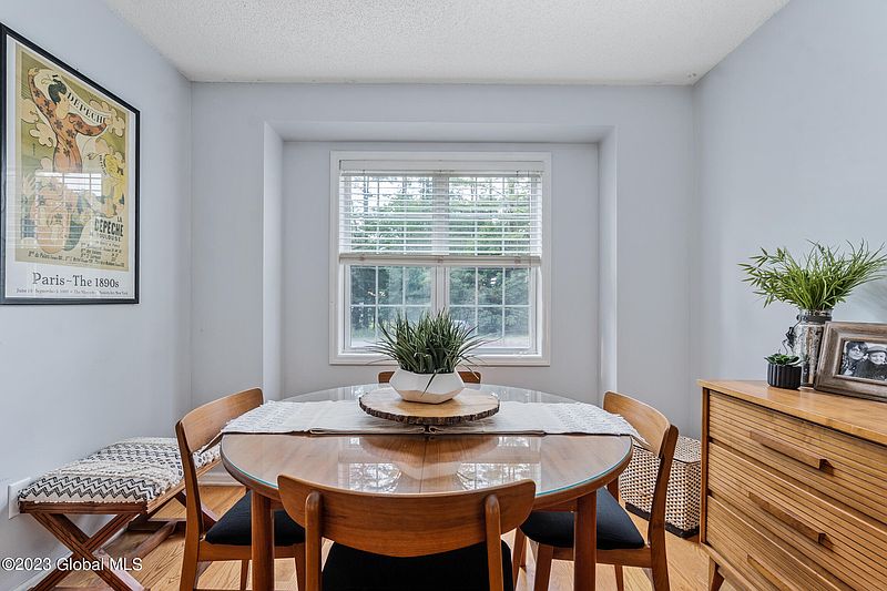 4th image of 552 Acland Boulevard