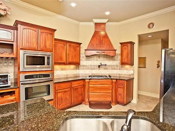 4th image of 3901 Hollowbrook St