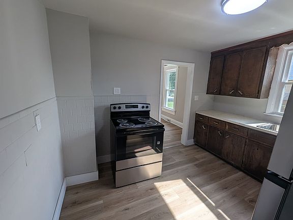 4th image of 2922 Burnside Ave