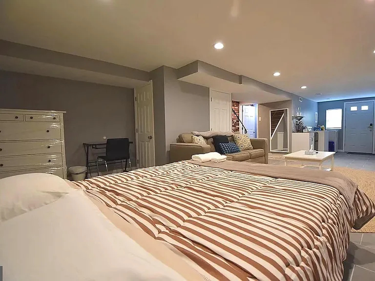 8018 Chelwynde Ave — Photo 15