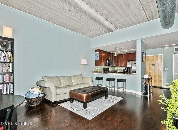 3rd image of 845 N Kingsbury St Unit 617