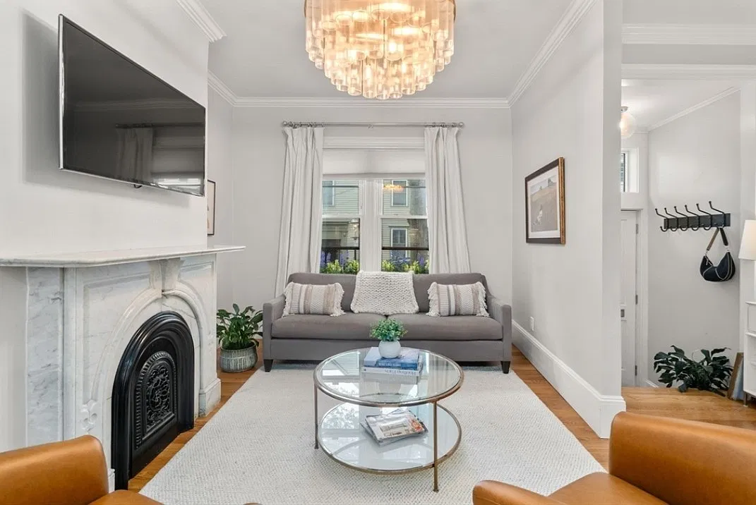 3 bed, 2.5 bath, 2404 sqft, $7,995 — Photo 2
