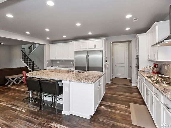 Gorgeous Chef's Kitchen with Gas Cooktop