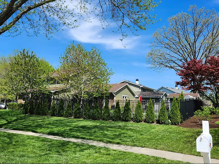 301 Oakbrook Ct — Photo 18