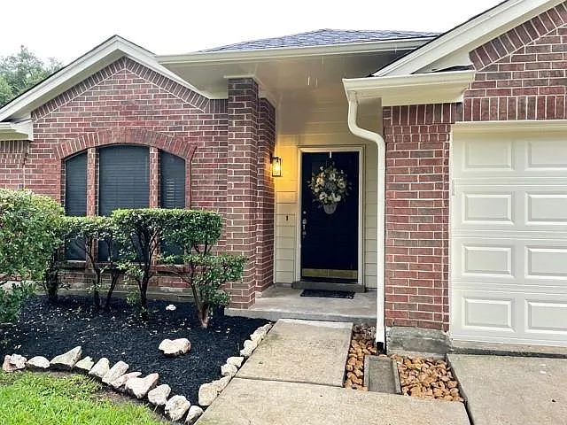 3 bed, 2.0 bath, 1810 sqft, $1,950 — Photo 2