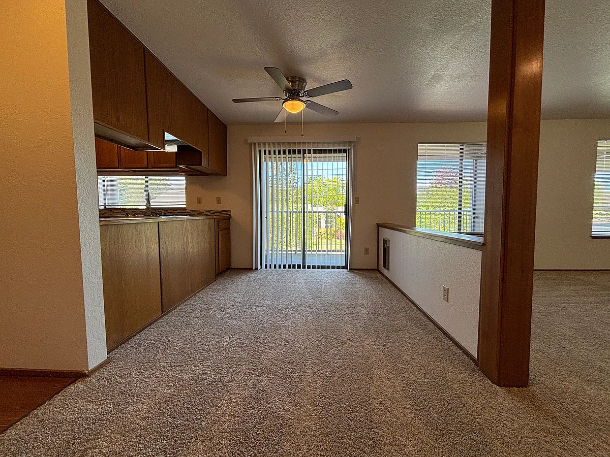 Dining - 7214 6th Ave #9