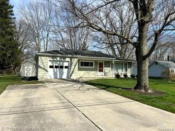 637 Michigan Ave, Marysville, MI 48040