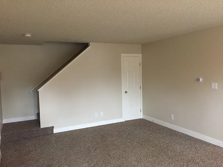 Updated 2 Bedroom Townhome for Rent in Loveland: Shared Garage, Patio, Washer/Dryer Hookups — Photo 6