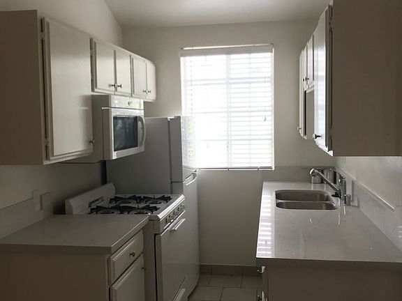 3rd image of 12150 Oxnard St APT 5