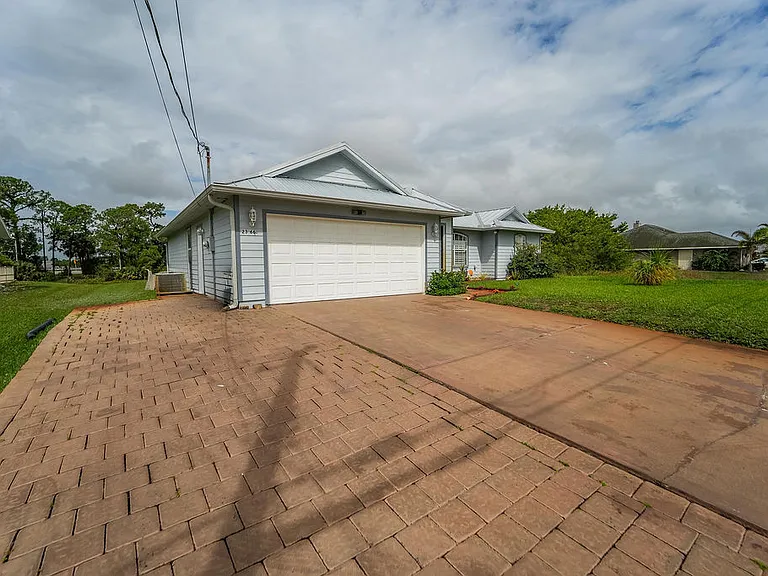 2366 SW Alminar St #1 — Photo 5