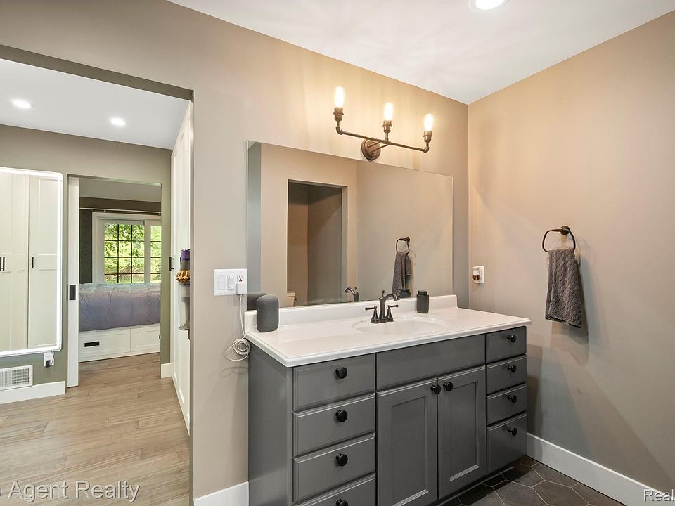 27593 Old Colony St, photo 17