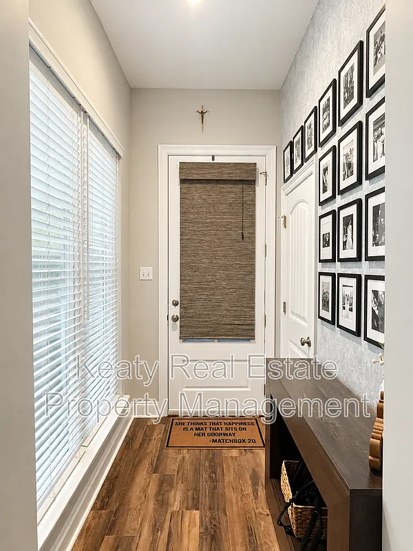 3 bed, 2.0 bath, 1590 sqft, $2,100 — Photo 2