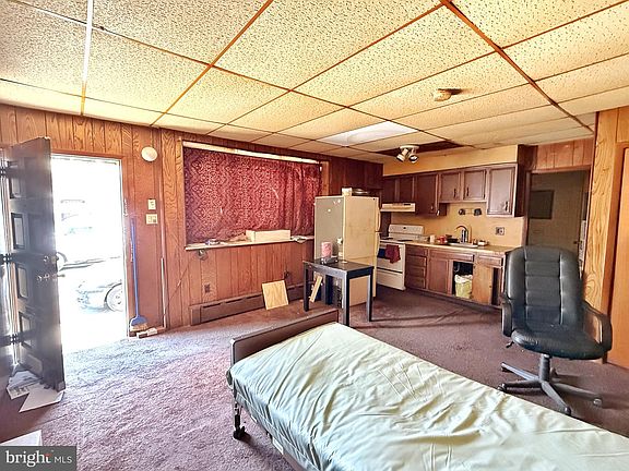 2nd image of 955 Daly St
