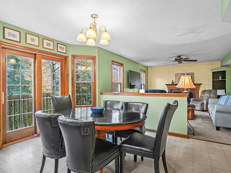 eat in kitchen