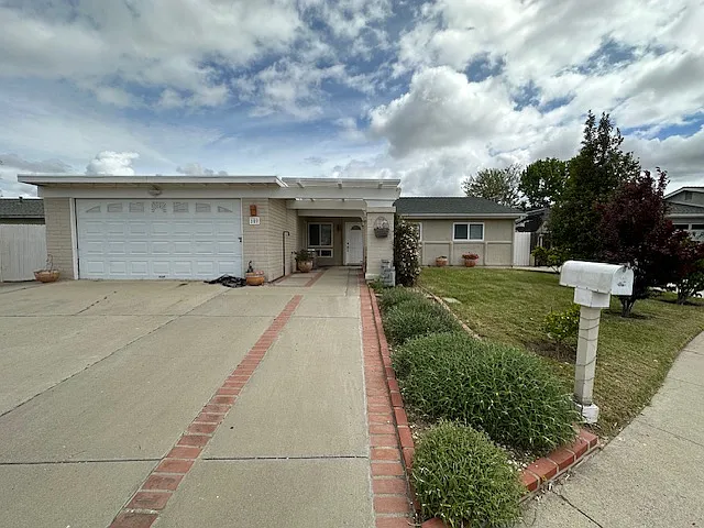 3 bed, 1240 sqft, $4,100 — Photo 1