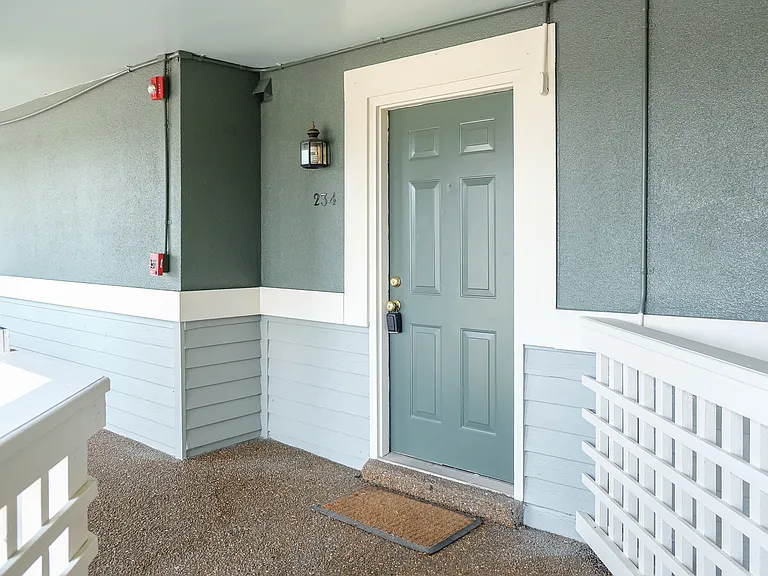 234 Hillsboro Pl — Photo 2