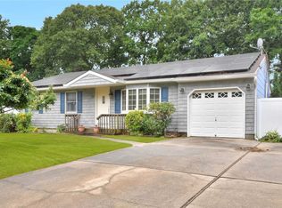 30 Cedar Ridge Dr, Ridge, NY 11961