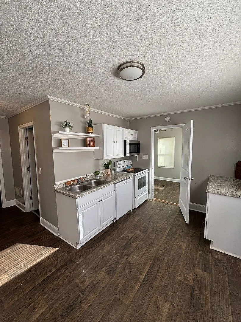 Coming Soon! 3 bedroom 1 bathroom house ! — Photo 2
