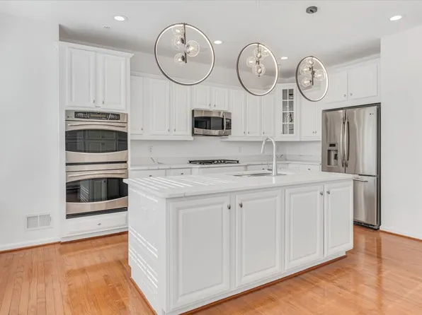 620 Overlook Park Dr, Oxon Hill, MD 20745